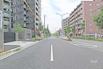 敷地西側の前面道路（北側から）