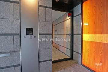 エントランスはオートロック付きです。