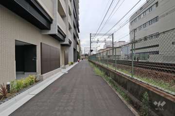 敷地南側の前面道路。道を挟んで阪急神戸線が走っています。