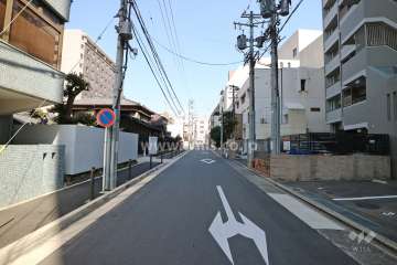 敷地南側の前面道路（西側から）