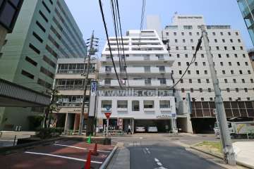 チサンマンション錦の遠景。周辺は住宅の他、店舗や事務所などが混在する街です。