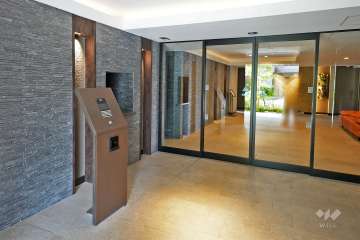 エントランスはオートロック付きです。