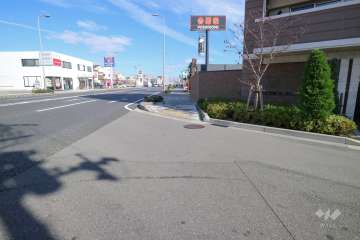 敷地北西側の前面道路（西から）