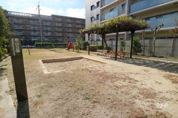 東側には『若山公園』が隣接しています。