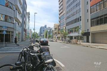敷地南東側の前面道路（北東側から）