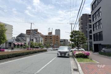 敷地東側の前面道路（北側から）