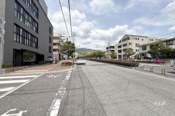 敷地東側の前面道路（南側から）