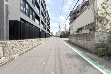 敷地南側の前面道路（西側から）