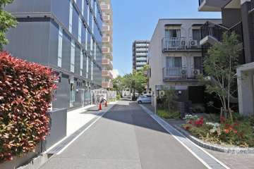 敷地西側の前面道路。一方通行です。