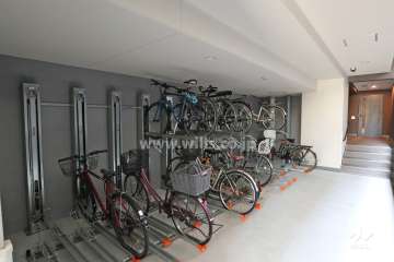 屋内に設けられた駐輪場