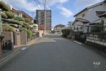 敷地西側の前面道路（西側から）