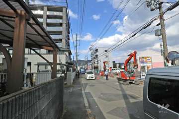敷地東側の前面道路（南側から）
