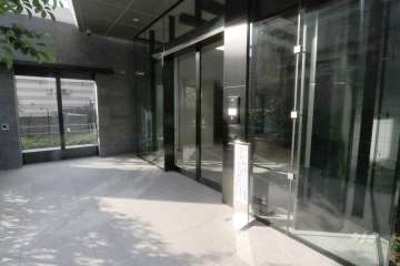 エントランスはオートロック付きです。