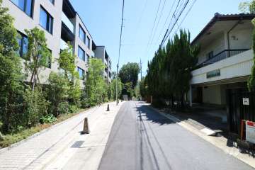 敷地西側の前面道路（北側から）