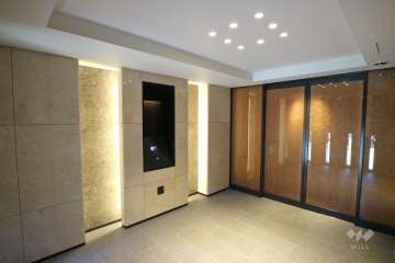 エントランスはオートロック付きです。