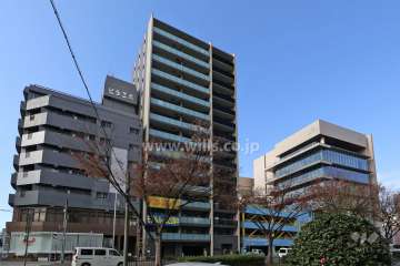 サンクレイドル上前津の遠景。周辺は住宅の他、店舗や事務所などが混在する街です。