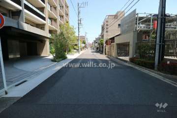 敷地南側の前面道路。一方通行道路です。