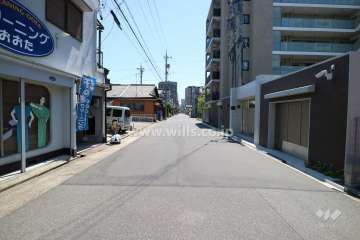 敷地東側の前面道路