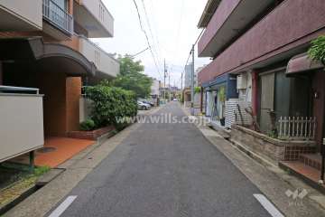 敷地の北側前面道路(西側から)