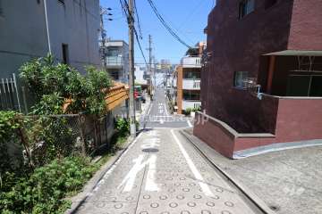 敷地西側前面道路(南側から)
