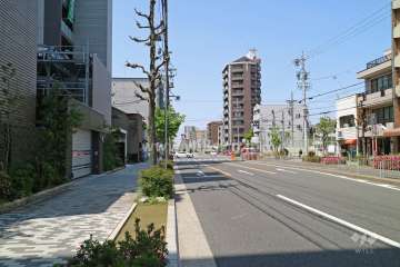 敷地北側の前面道路。三車線のバス通りです。