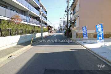 敷地の南側前面道路（西側から）