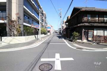 敷地の東側前面道路（南側から）