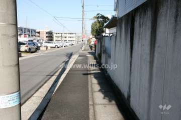 敷地西側の前面道路