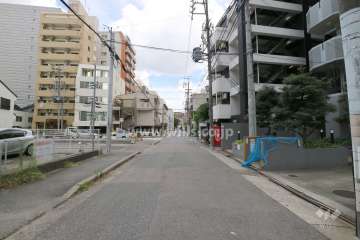 敷地北側の前面道路（西側から）