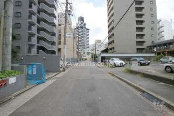 敷地北側の前面道路（東側から）
