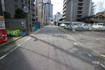 敷地北側の前面道路（東側から）