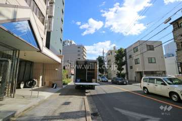 敷地東側の前面道路（北側から）