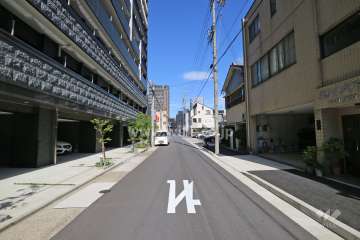 敷地南側の前面道路（西側から）