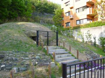 敷地のすぐ横にある国指定史跡の『中山荘園古墳』