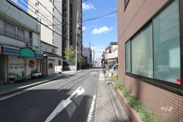 敷地北側の前面道路（東側から）