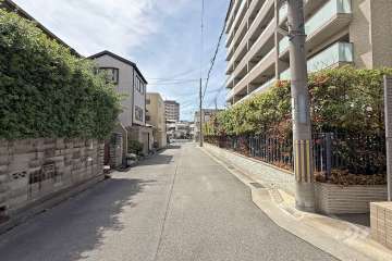 敷地南側の前面道路（東側から）