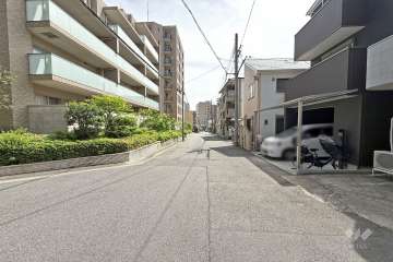 敷地西側の前面道路（北側から）