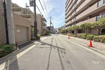 敷地北側の前面道路（東側から）