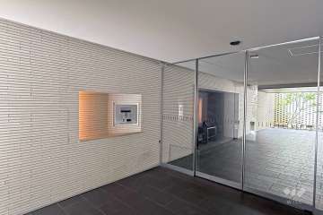 エントランスはオートロック付きです。