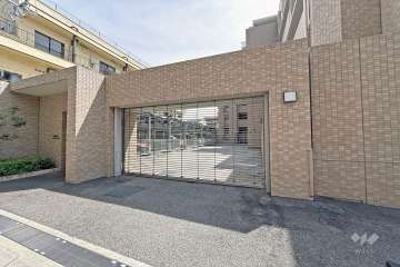 駐車場の出入口（シャッター付き）