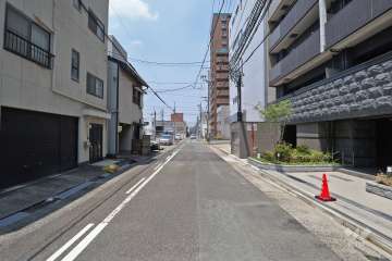 敷地南側の前面道路（東側から）