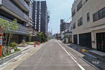 敷地南側の前面道路（西側から）