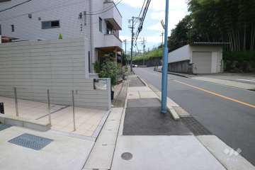 敷地の西側前面道路（北側から）
