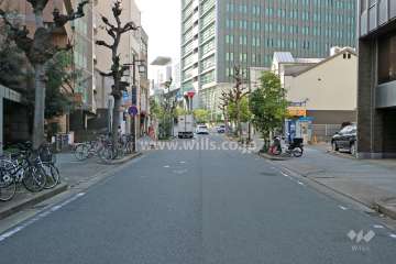 敷地北東側の前面道路（南東側から）