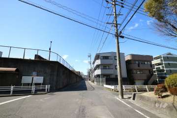 敷地南側の前面道路（東側から）