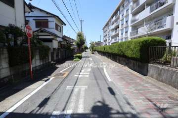 敷地南側の前面道路（東側から）