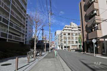 敷地西側前面道路は薮田七本松町線です。