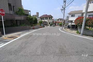 敷地北東側の前面道路（南東側から）