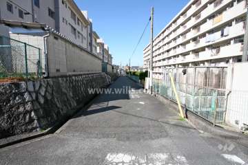 敷地北側の前面道路（東側から）
