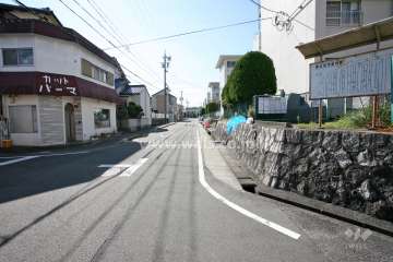 敷地東側の前面道路（北側から）